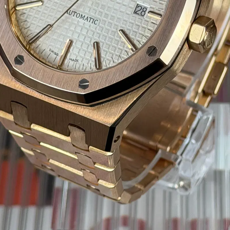 Audemars Piguet Royal Oak. 15400OR.OO.1220OR.02