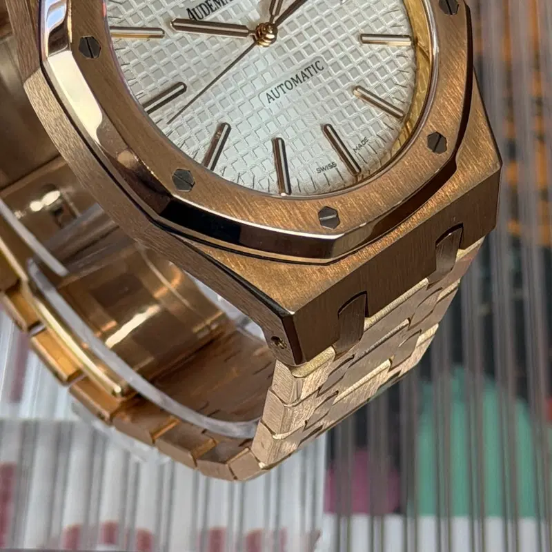Audemars Piguet Royal Oak. 15400OR.OO.1220OR.02