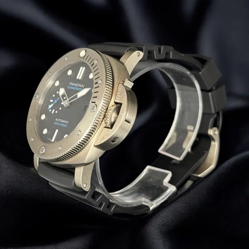 Panerai Luminor Submersible. PAM01305