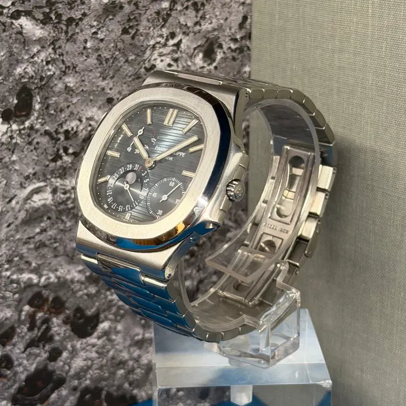 Patek Philippe Nautilus. 3712/1A-001